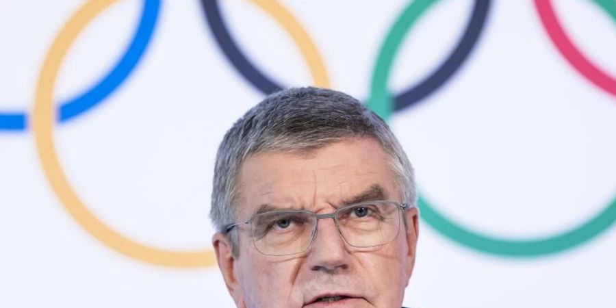 IOC-Präsident Thomas Bach und Tennisspielerin Peng Shuai haben noch keinen Termin für ein Treffen vereinbart. Foto: Jean-Christophe Bott/KEYSTONE/dpa