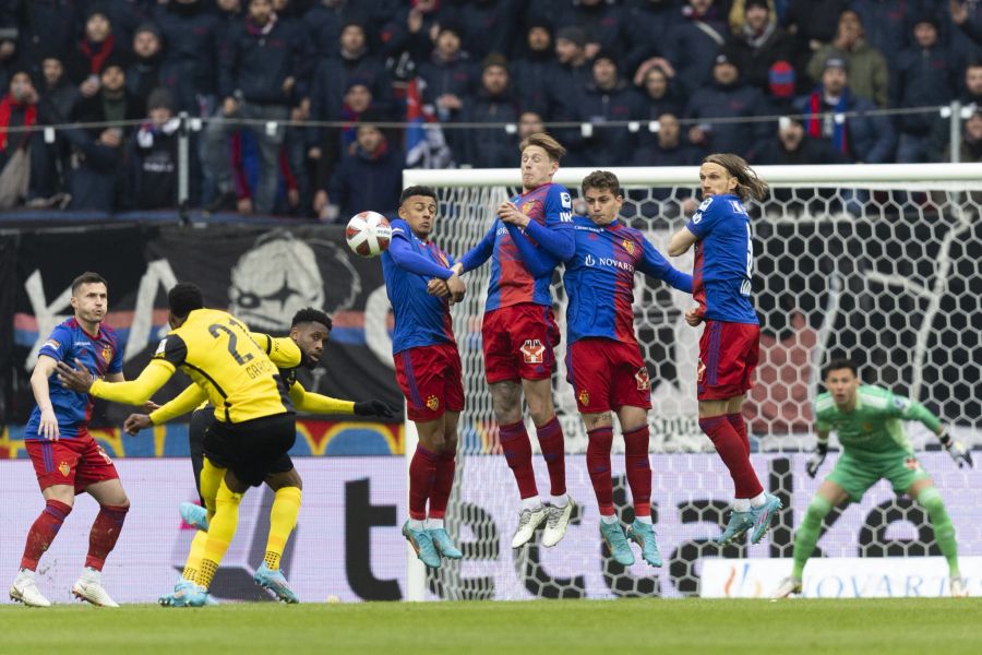 Ulisses Garcia von YB tritt einen Freistoss im Spiel gegen den FC Basel.