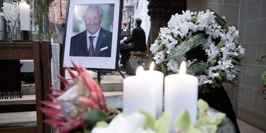 Ein Porträt des verstorbenen Gründers der Björn Steiger Stiftung, Siegfried Steiger, steht bei der Trauerfeier in der Schlosskirche.