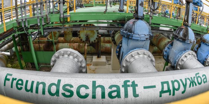 Seit knapp 60 Jahren sprudelt russisches Öl durch die Leitung der Druschba. Seit knapp 60 Jahren sprudelt russisches Öl durch die Leitung der Druschba.