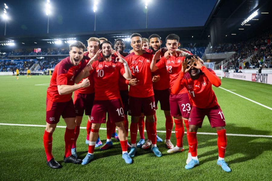 Die Schweizer Youngsters feiern einen lockeren Sieg in Lausanne.