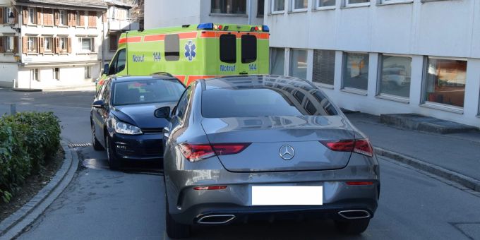 Herisau AR: Automobilistin lässt sich ablenken und baut Unfall. Herisau AR