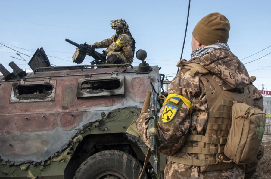 Ukrainische Soldaten bereiten sich auf den Kampf vor.