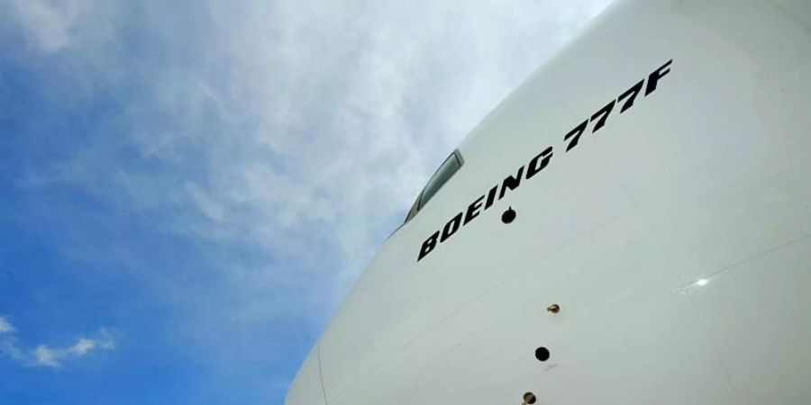 Die Frontpartie einer Boeing 777F. Foto: Boris Roessler/dpa