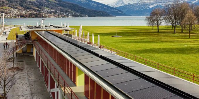 Die Sonnenenergie nimmt momentan deutlich zu, wie hier im Strandbad Thun. Solarpannels Strandbad Thun