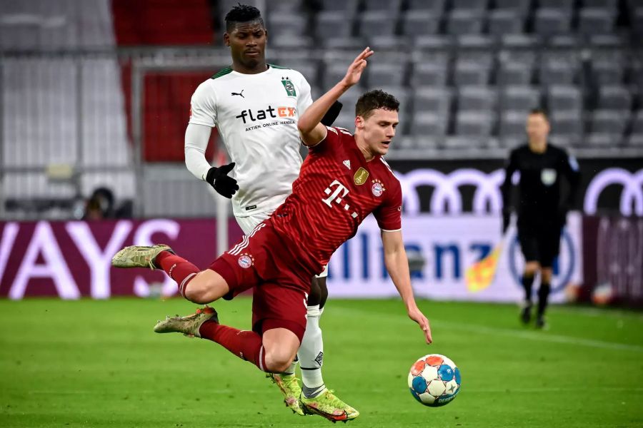 Breel Embolo (hinten) bringt den Münchner Benjamin Pavard zu Fall.