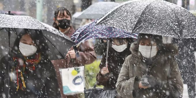 Erstmals seit rund vier Jahren hat die Meteorologische Behörde am Donnerstag für alle 23 Bezirke der Millionen-Hauptstadt des Inselreiches eine Warnung wegen starken Schneefalls ausgegeben. Foto: Koji Sasahara/AP/dpa Erstmals seit rund vier Jahren hat die Meteorologische Behörde am Donnerstag für alle 23 Bezirke der Millionen-Hauptstadt des Inselreiches eine Warnung wegen starken Schneefalls ausgegeben. Foto: Koji Sasahara/AP/dpa