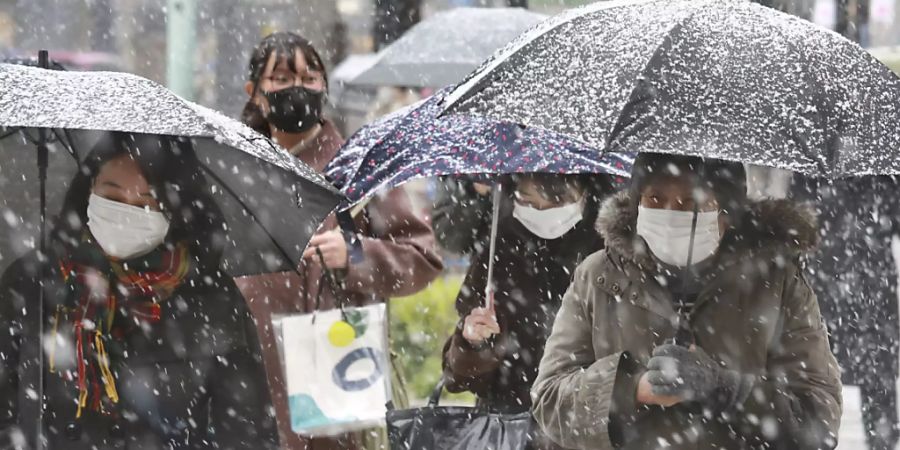 Erstmals seit rund vier Jahren hat die Meteorologische Behörde am Donnerstag für alle 23 Bezirke der Millionen-Hauptstadt des Inselreiches eine Warnung wegen starken Schneefalls ausgegeben. Foto: Koji Sasahara/AP/dpa