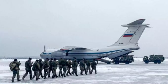 Einsatzkräfte besteigen ein russisches Militärflugzeug russland kasachsta
