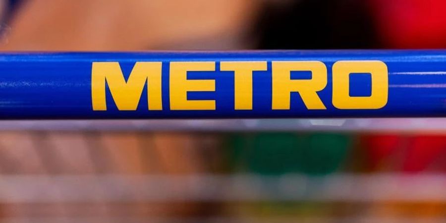 Das Logo der Metro auf einem Einkaufswagen. Foto: Rolf Vennenbernd/dpa