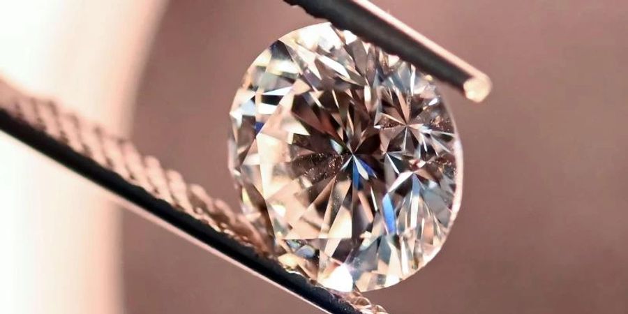 Bei der DDI Stiftung Deutsches Diamant Institut wird ein natürlicher Diamant mit 3,53 Karat in ein Diamantprüfgerät gelegt. Mit dem Gerät wird geprüft ob es sich um synthetische oder natürliche Diamanten handelt. Foto: Uli Deck/dpa