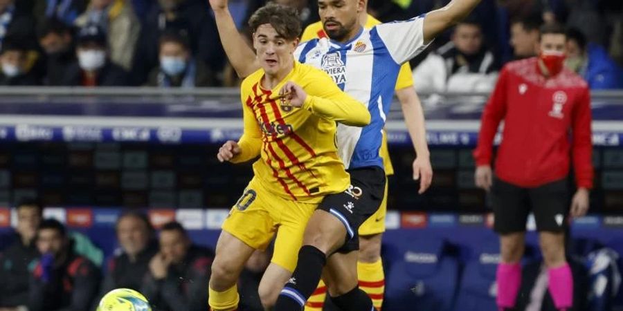 Yangel Herrera (M) von Espanyol Barcelona im Zweikampf gegen Pablo Gaviria (l) vom FC Barcelona. Foto: Joan Monfort/AP/dpa