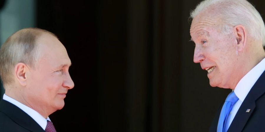 ARCHIV - Der russische Präsident Wladimir Putin (l) und US-Präsident Joe Biden bei ihrem Treffen in der «Villa la Grange» in Genf. Foto: Denis Balibouse/Pool Reuters/dpa