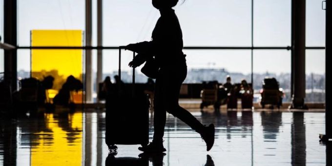 Unterwegs mit dem Koffer durch das Terminal 4 des Flughafens Adolfo Suárez Madrid-Barajas. Foto: Alejandro Martínez Vélez/EUROPA PRESS/dpa Unterwegs mit dem Koffer durch das Terminal 4 des Flughafens Adolfo Suárez Madrid-Barajas. Foto: Alejandro Martínez Vélez/EUROPA PRESS/dpa