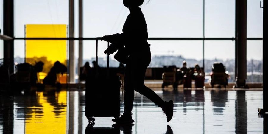 Unterwegs mit dem Koffer durch das Terminal 4 des Flughafens Adolfo Suárez Madrid-Barajas. Foto: Alejandro Martínez Vélez/EUROPA PRESS/dpa