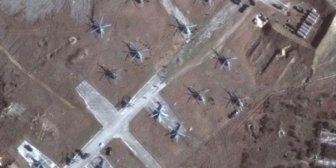 Satellitenbild von russischen Kampfhubschraubern am See Donuslaw auf der Krim Satellitenbild von russischen Kampfhubschraubern am See Donuslaw auf der Krim