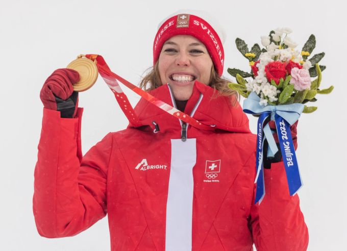 Michelle Gisin mit ihrer Goldmedaille an Olympia 2022 in Peking. Olympia 2022