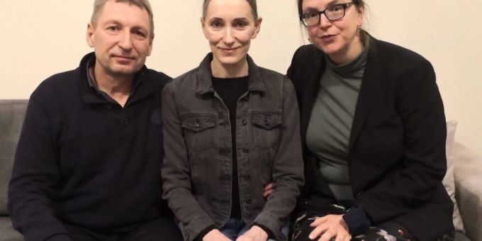 Natallia Hersche (Mitte) mit ihrem Bruder und der Schweizer Botschafterin in Belarus, Christine Honegger. Belarus Haft Natallia Hersche