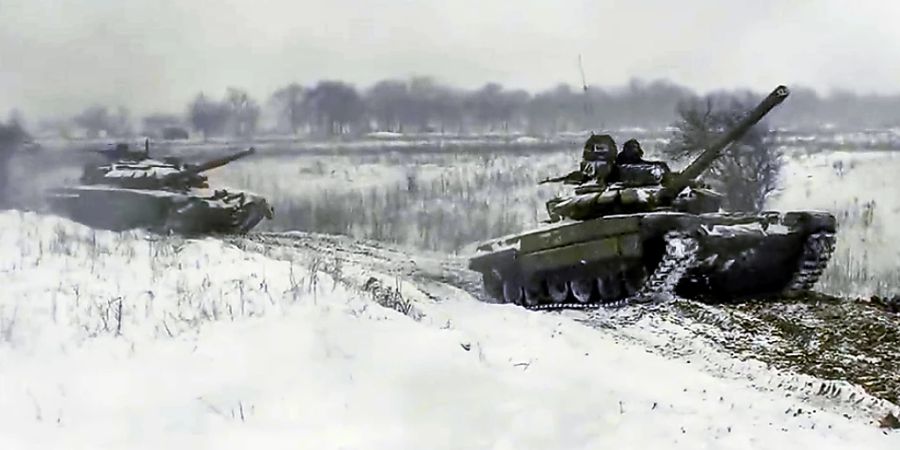 HANDOUT - Das Foto des russischen Verteidigungsministeriums zeigt Panzer bei einer Militärübung im Süden des Landes Foto: -/Russian Defense Ministry Press Service/AP/dpa - ACHTUNG: Nur zur redaktionellen Verwendung im Zusammenhang mit der aktuellen Berichterstattung und nur mit vollständiger Nennung des vorstehenden Credits