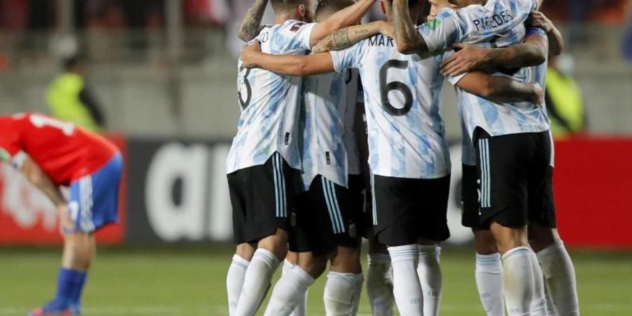 Argentiniens Spieler feiern nach dem 2:1-Sieg gegen Chile. Foto: Javier Torres/Pool AFP via AP/dpa