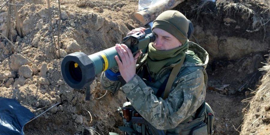 Ukrainischer Soldat mit Panzerabwehrwaffe bei Charkiw. Die ZLAWs haben oft Sprengköpfe aus der Schweiz.