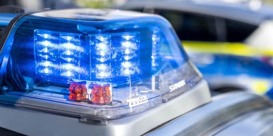 Die Polizei im Einsatz. Foto: David Inderlied/dpa