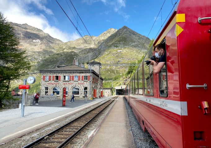 Die Alp Grüm: Hier hält der Bernina Express kurz an und gewährt seinen Fahrgästen einen atemberaubenden Blick auf das Bergpanorama. Zug Bahnhof Berge Panorama