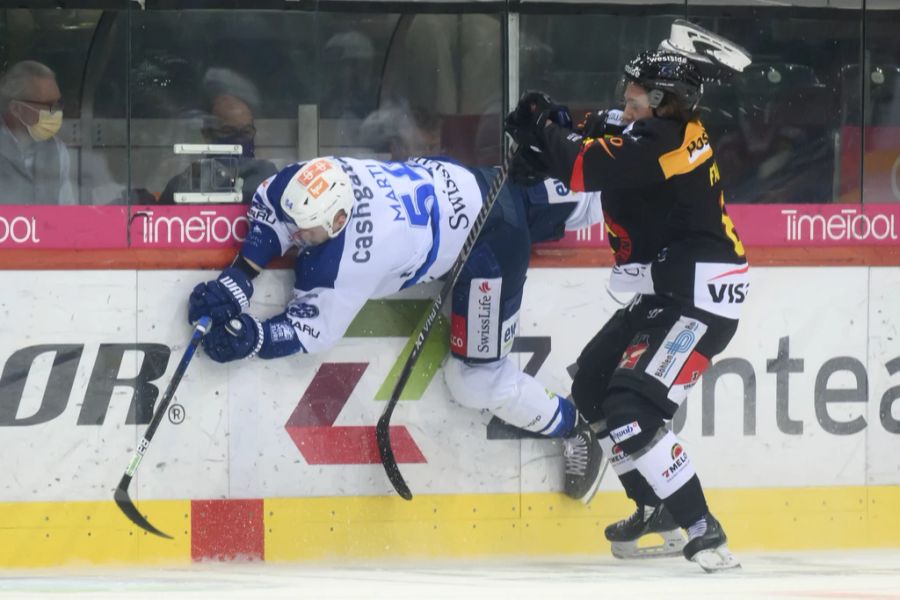 Das Spiel in der Postfinance Arena in Bern ist hart umkämpft.