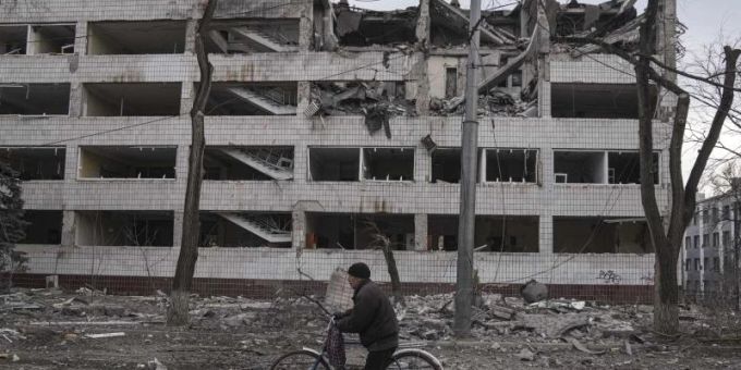 «Die Bilder von Grosny und von Aleppo - so sieht Mariupol im Augenblick aus», sagt der Vize-Bürgermeister der belagerten Stadt. Foto: Evgeniy Maloletka/AP/dpa ukraine krieg