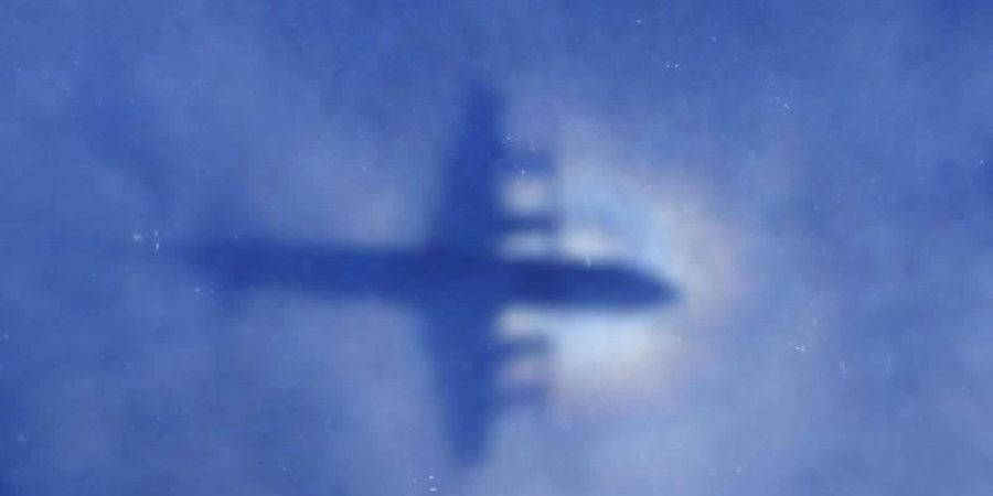 Eine Maschine der Royal New Zealand Air Force P3 Orion sucht nach der vermissten Maschine des Flugs MH370 der Malaysia Airlines. Foto: ROB GRIFFITH/EPA pool/dpa