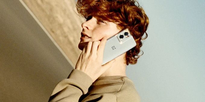 Eines der im Rahmen des GSMA Mobile World Congress 2022 vorgestellten Smartphones: das OnePlus Nord CE 2 5G. (Archiv) OnePlus 2022