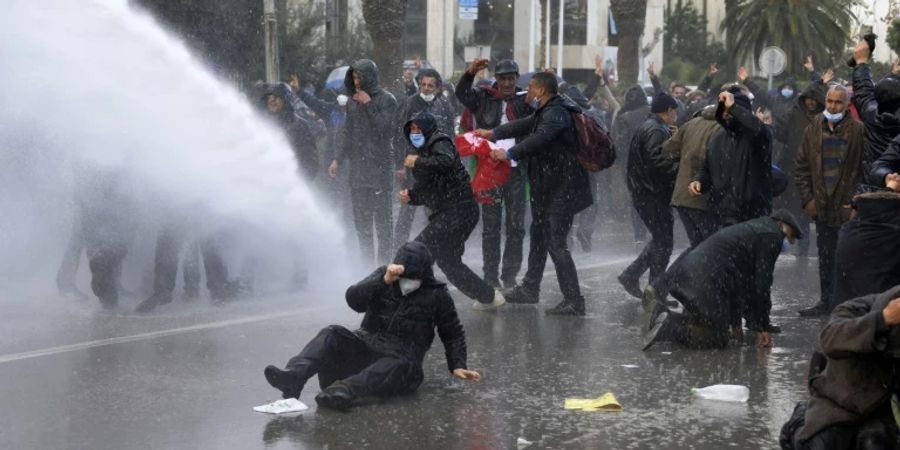 Demonstranten in den Strassen von Tunis