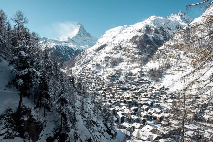 Zermatt hat seinen Charakter beibehalten und eignet sich bestens für Skiferien. Unsplash