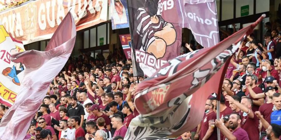 Fans von Salernitana jubeln auf der Tribüne während eines Fussballspiels ihrer Mansnchaft. Foto: Carmelo Imbesi/LPS via ZUMA Press Wire/dpa