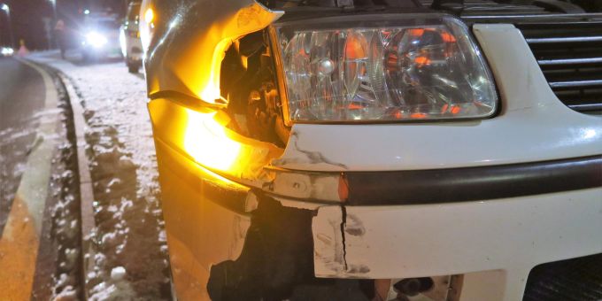 An der Strasseneinrichtung und am Auto entstand Sachschaden. Unfall