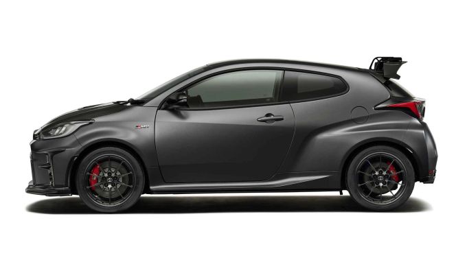 Der GRMN sitzt fünf Millimeter tiefer und ist 10 Millimeter breiter als der Serien-GR Yaris Toyota GRMN Yaris