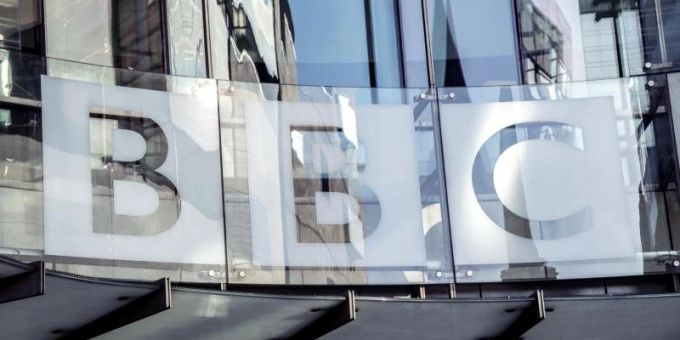 BBC - Moderator soll Teenager Geld für intime Fotos gezahlt haben