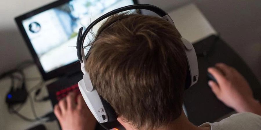 Zwischen November 2020 und Mai 2021 hat der tägliche Konsum unter den Zehn- bis 17-Jährigen um 45 Prozent zugenommen. Foto: Lino Mirgeler/dpa/Symbolbild
