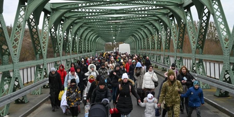 Ukrainische Flüchtlinge auf Brücke