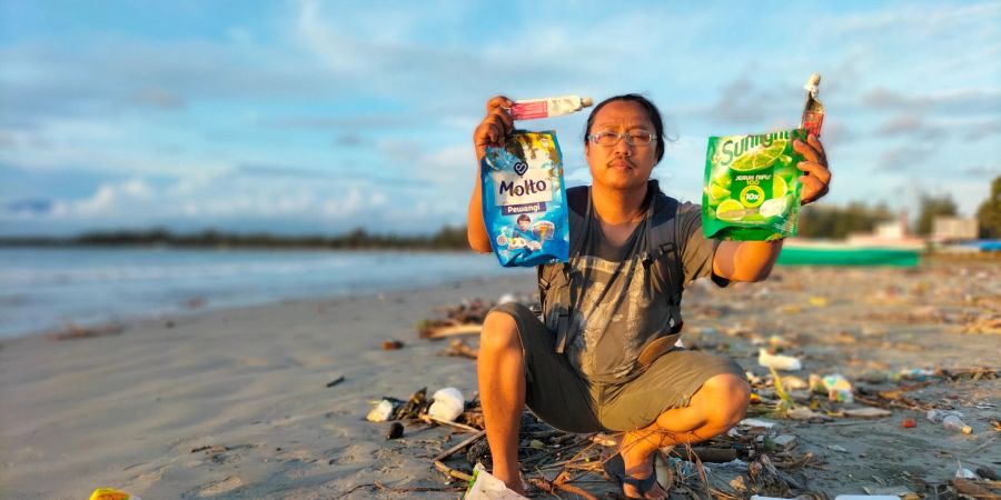 Aktivisten untersuchen in den Fluss Ciliwung gekippten Plastikmüll. Plastikmüll wird als Rohstoff zum Recyceln in ferne Länder verschifft, verschandelt dort aber oft die Umwelt.