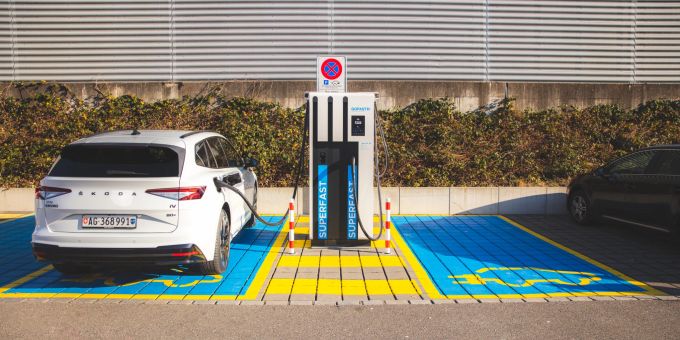 Durch das Interesse an den E-Autos, erholt sich der Automarkt. (Symbolbild) Elektroauto