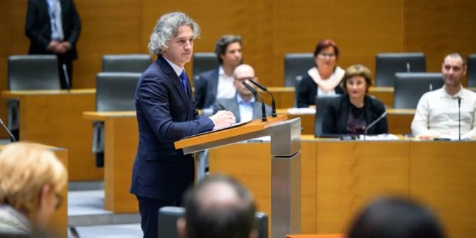 Robert Golob spricht im Parlament golob