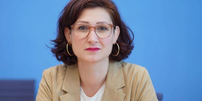 Ferda Ataman wurde als Antidiskriminierungsbeauftragte vorgeschlagen. Doch das stösst auf Kritik. Ferda Ataman wurde als Antidiskriminierungsbeauftragte vorgeschlagen. Doch das stösst auf Kritik.
