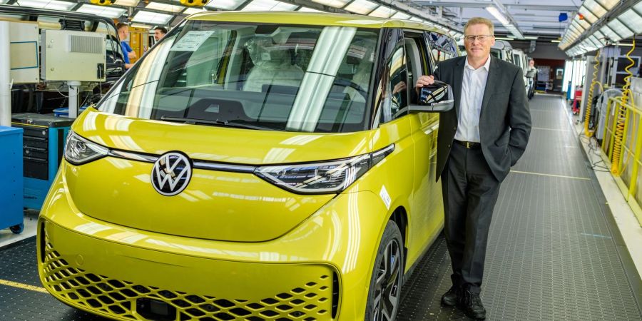 Josef Baumert, Produktionsvorstand bei Volkswagen Nutzfahrzeuge, posiert während einer Werksführung zur Produktion des ID. Buzz im Volkswagen Werk Hannover. Der vollelektrische Bulli ID. Buzz wird in Hannover gefertigt.