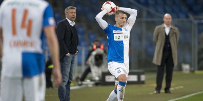 Der Zürcher Arijan Qollaku beim Einwurf im Fussball Meisterschaftsspiel der Super League. international football association board