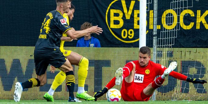 Musste gegen Villarreal zweimal hinter sich greifen: BVB-Torwart Alexander Meyer. Musste gegen Villarreal zweimal hinter sich greifen: BVB-Torwart Alexander Meyer.