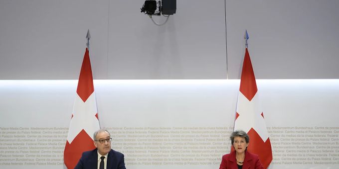 Vorbereiten auf eine allfällige Mangellage: Guy Parmelin und Simonetta Sommaruga haben am Mittwoch darüber informiert, wie ihre Departemente die Schweiz auf einen möglichen Gas- und Strommangel vorbereiten. (Archivbild) Sommaruga Parmelin Gasmangel