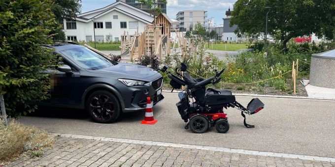 Uzwil: Rollstuhl fährt vor Auto Uzwil: Rollstuhl fährt vor Auto