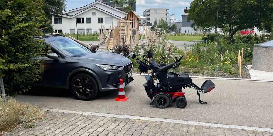 Uzwil: Rollstuhl fährt vor Auto