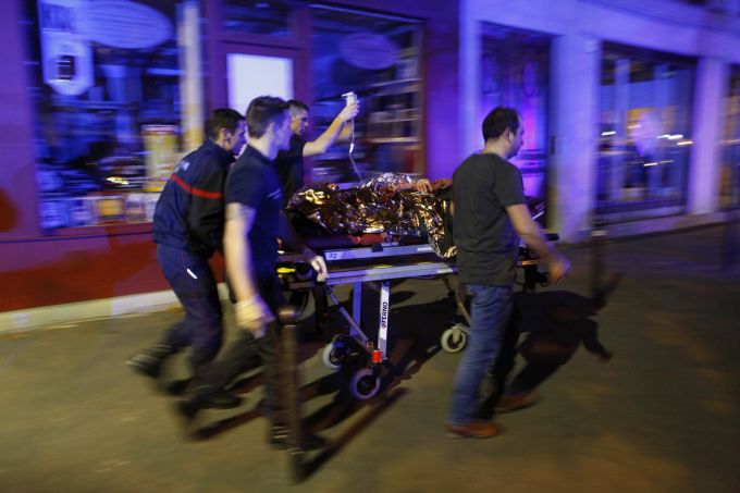Eine Person wird nach einer Schießerei vor dem Bataclan-Theater in Paris evakuiert, 14. November 2015. (AP Photo/Thibault Camus, File) bataclan